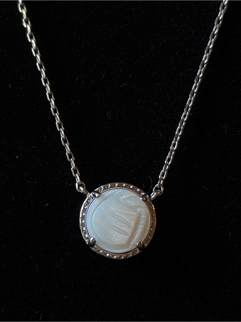Kendra Scott White Mother-of-Pearl Round Pendant Necklace